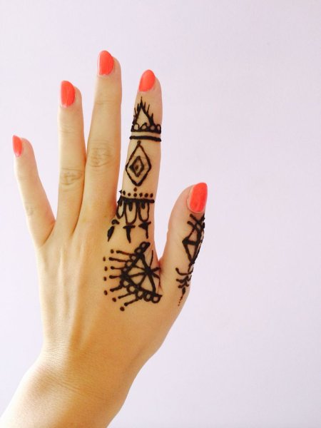 Узоры на пальцах хной легкие