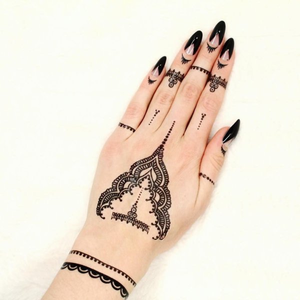 Красивый маникюр с хной