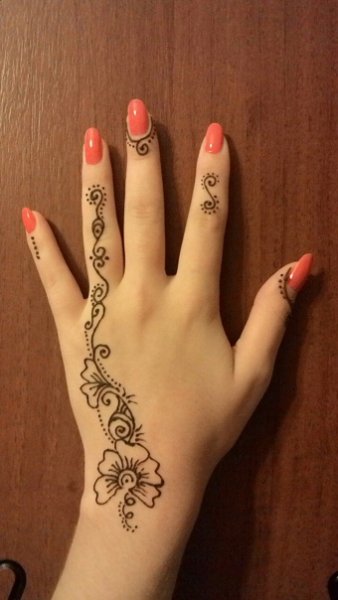 Мехенди ом на руке