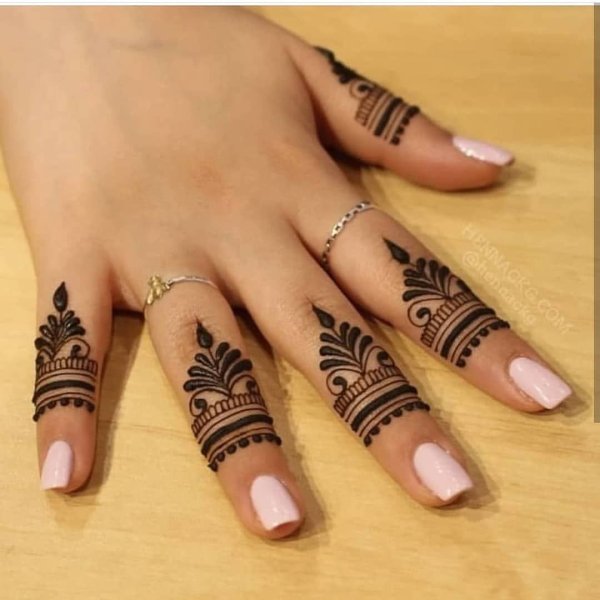 Окрашивание ногтей хной