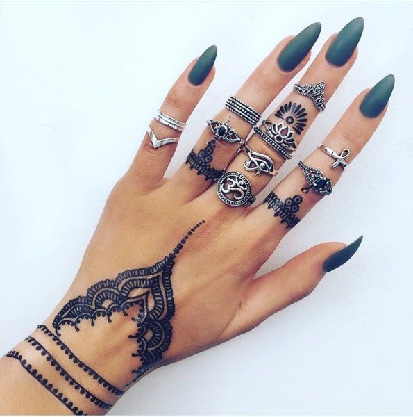 Ногти накрашенные хной