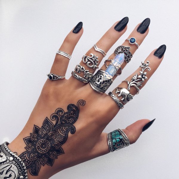 Мехенди на кисти и пальцах