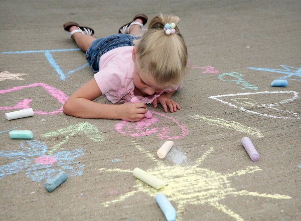 Рисование мелками на асфальте