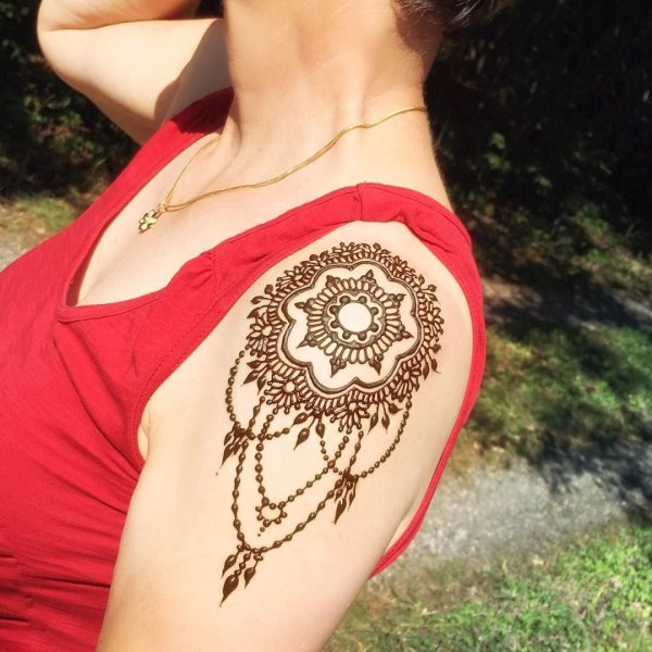 Мехенди на плече женские