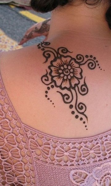 Рисунки мехенди на шее