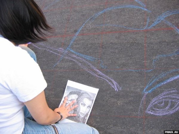 Рисунки с мелками на листе бумаги