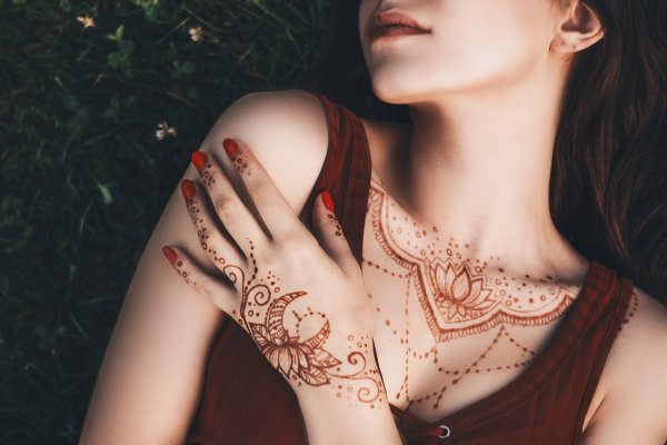 Роспись по телу хной мехенди
