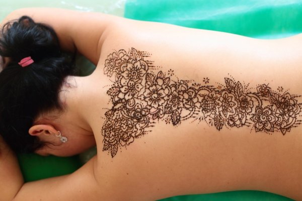 Тату хной на пояснице