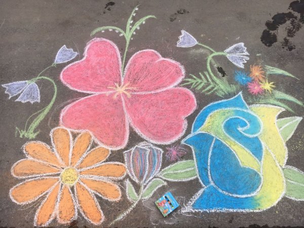 Рисование разноцветными мелками