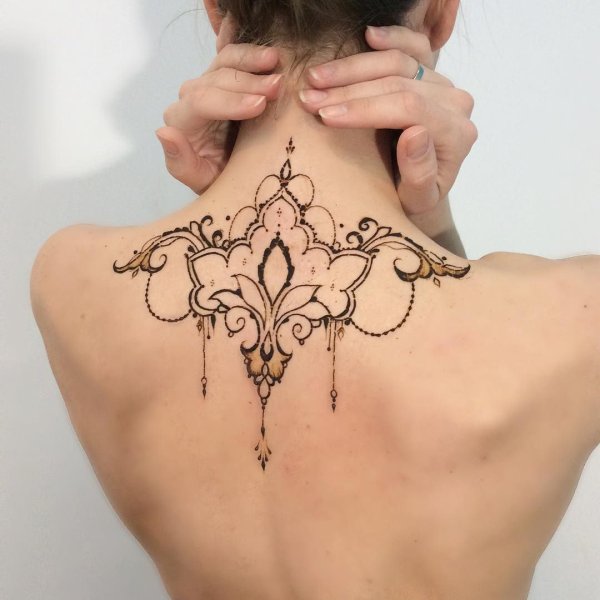 Рисунки хной на шее