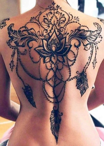 Тату на спине женские