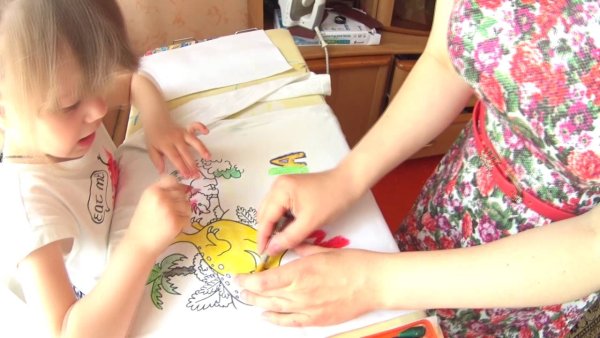 Рисование восковыми мелками по ткани