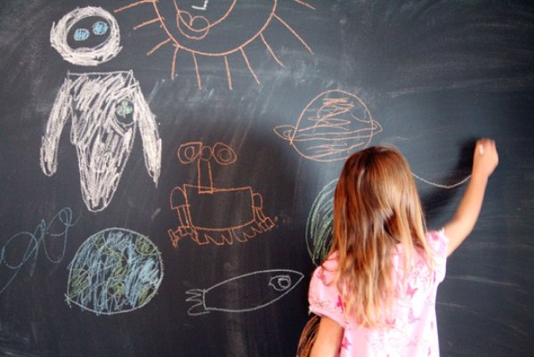 Ребенок рисует на доске