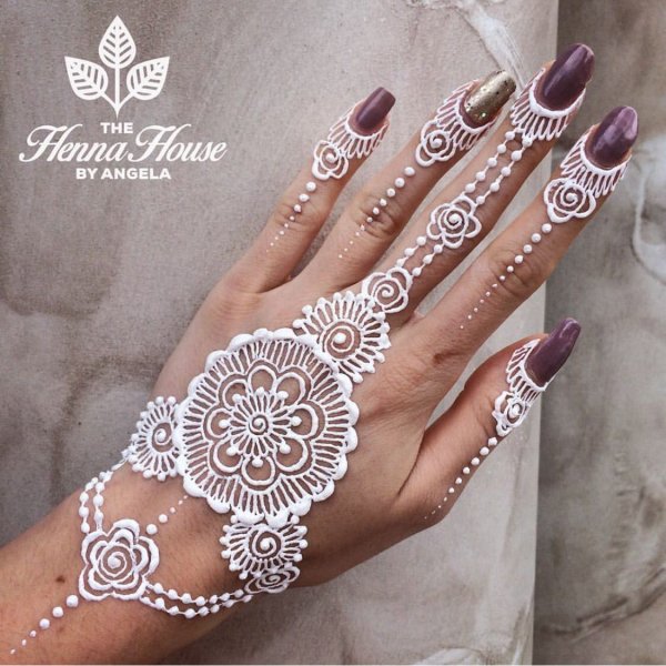 Белое мехенди на руке