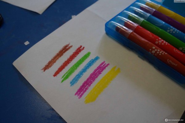 Гелевые мелки дорисовывают кисточкой с водой