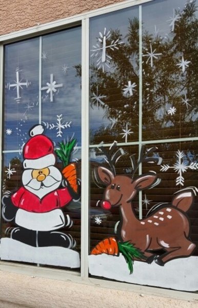 Новогодние игрушки на окнах гуашью