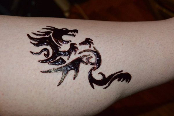 Дракон хной на руке