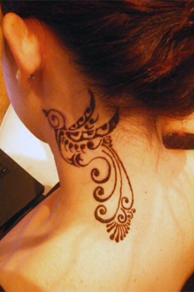 Тату мехенди на шее