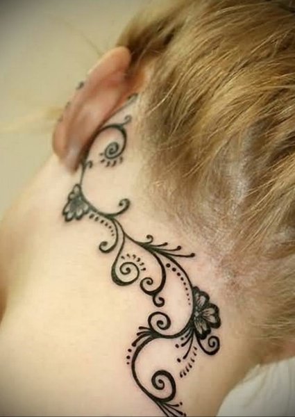 Тату мехенди на шее