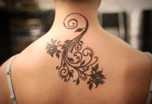 Мехенди на шее