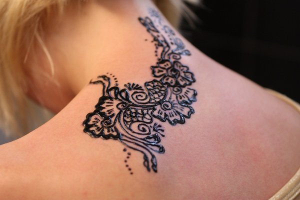 Временное тату хной на шее