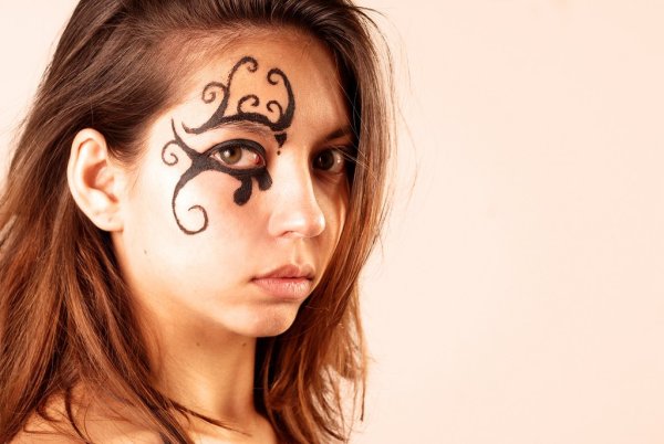 Тату на лице девушки