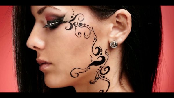 Тату хной на лице