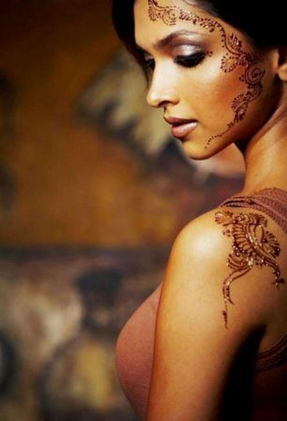 Мехенди на лице