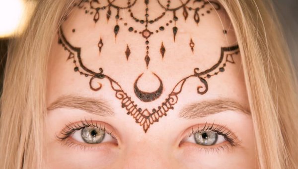 Мехенди на лбу