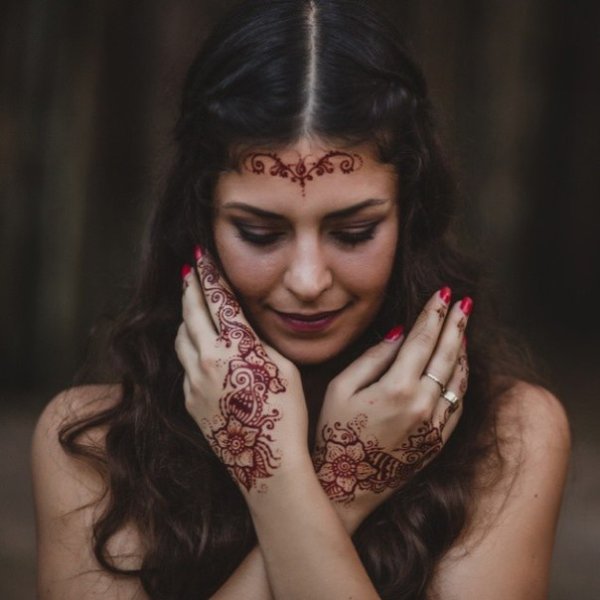 Мехенди на лбу