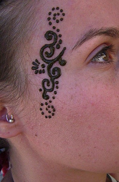 Тату хной на лице