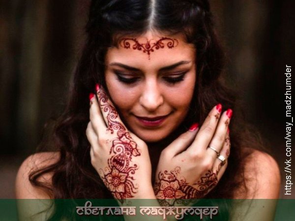 Мехенди хной на лице