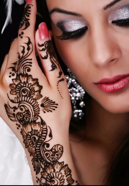 Роспись тела хной мехенди
