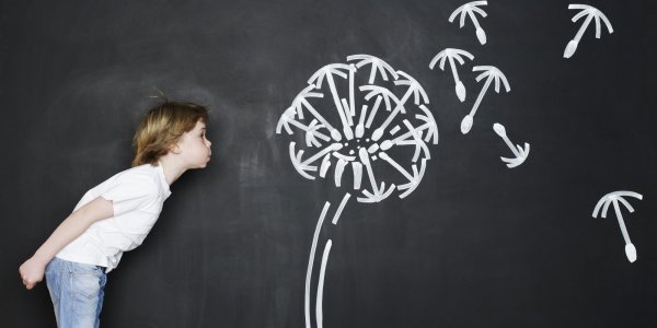 Рисунки мелками на стене