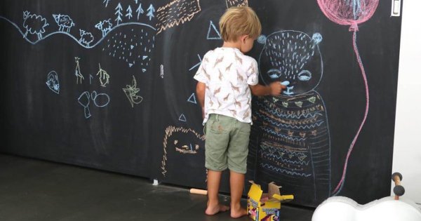 Разрисовать стену мелками