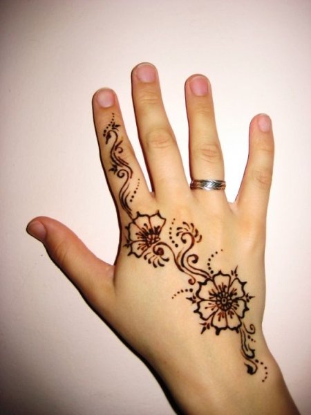 Роспись хной на руках легкие