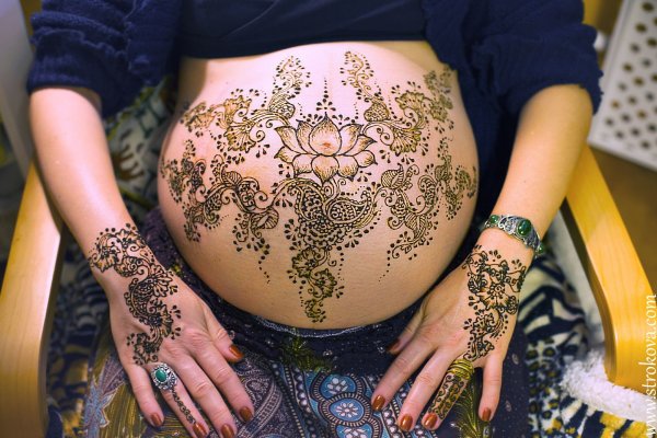 Мехенди на пояснице Лотус