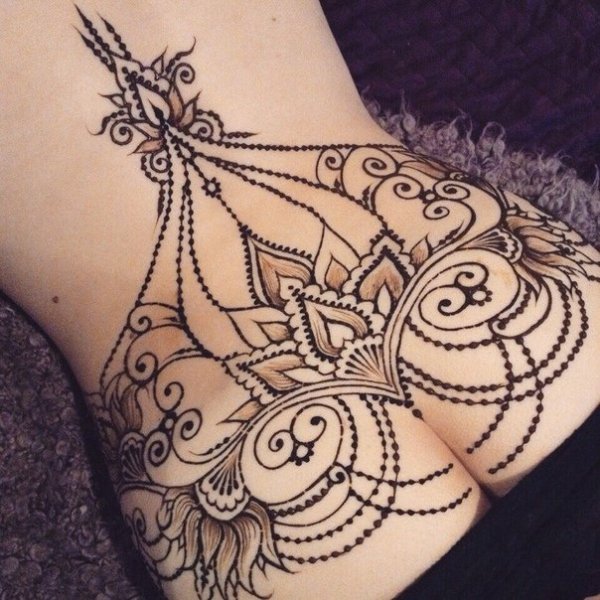 Тату мехенди на ягодицах