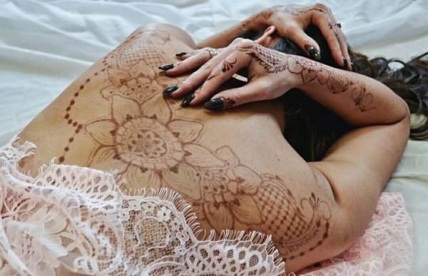 Фотосессия мехенди на теле