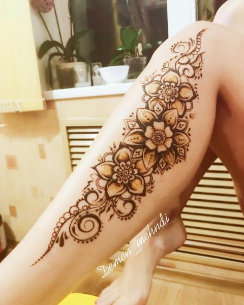 Рисование хной на ноге
