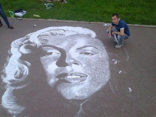 Рисование мелками на асфальте