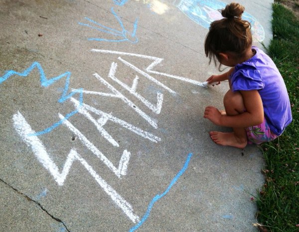 Надпись мелом на асфальте