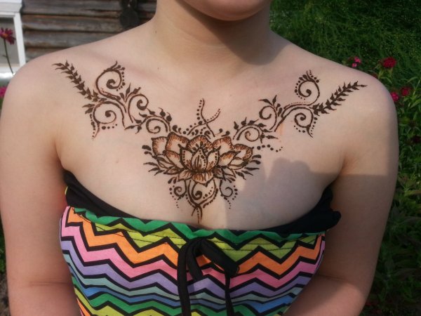 Тату мехенди на груди
