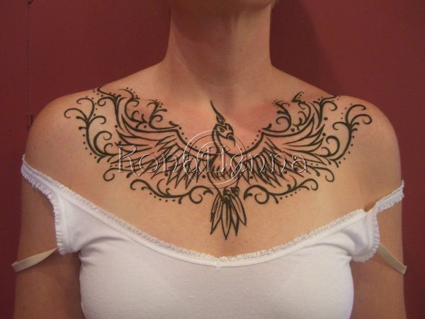 Тату хной на груди
