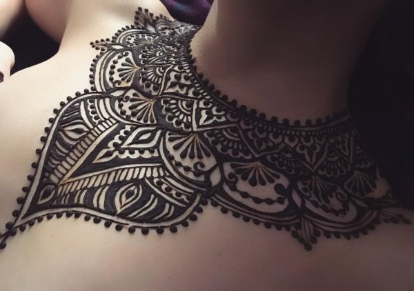 Тату мехенди на груди
