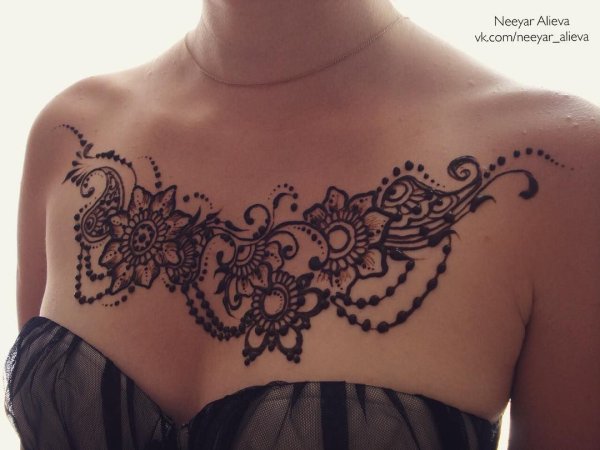 Тату на декольте женские