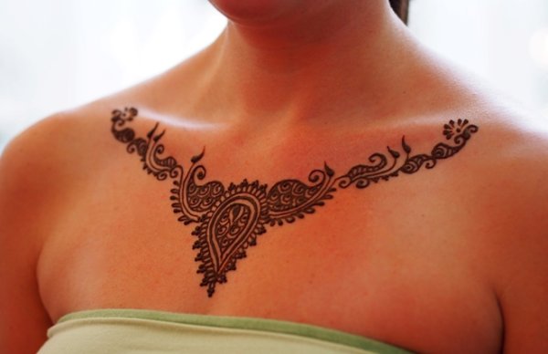 Мехенди на шее