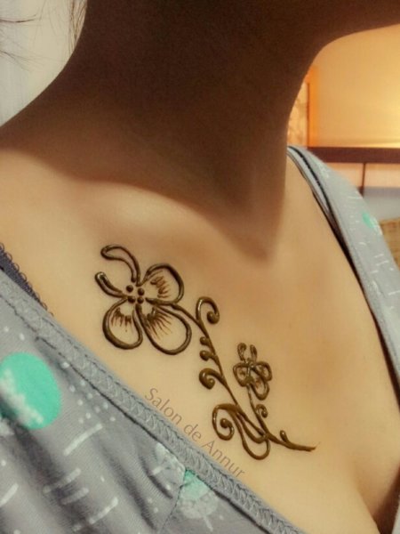 Узоры хной на ключице