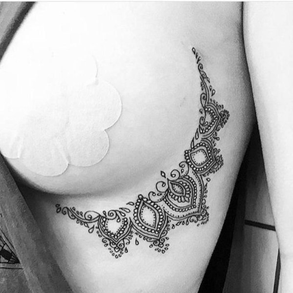 Тату мехенди под грудью