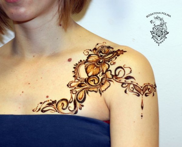 Тату хной на ключице